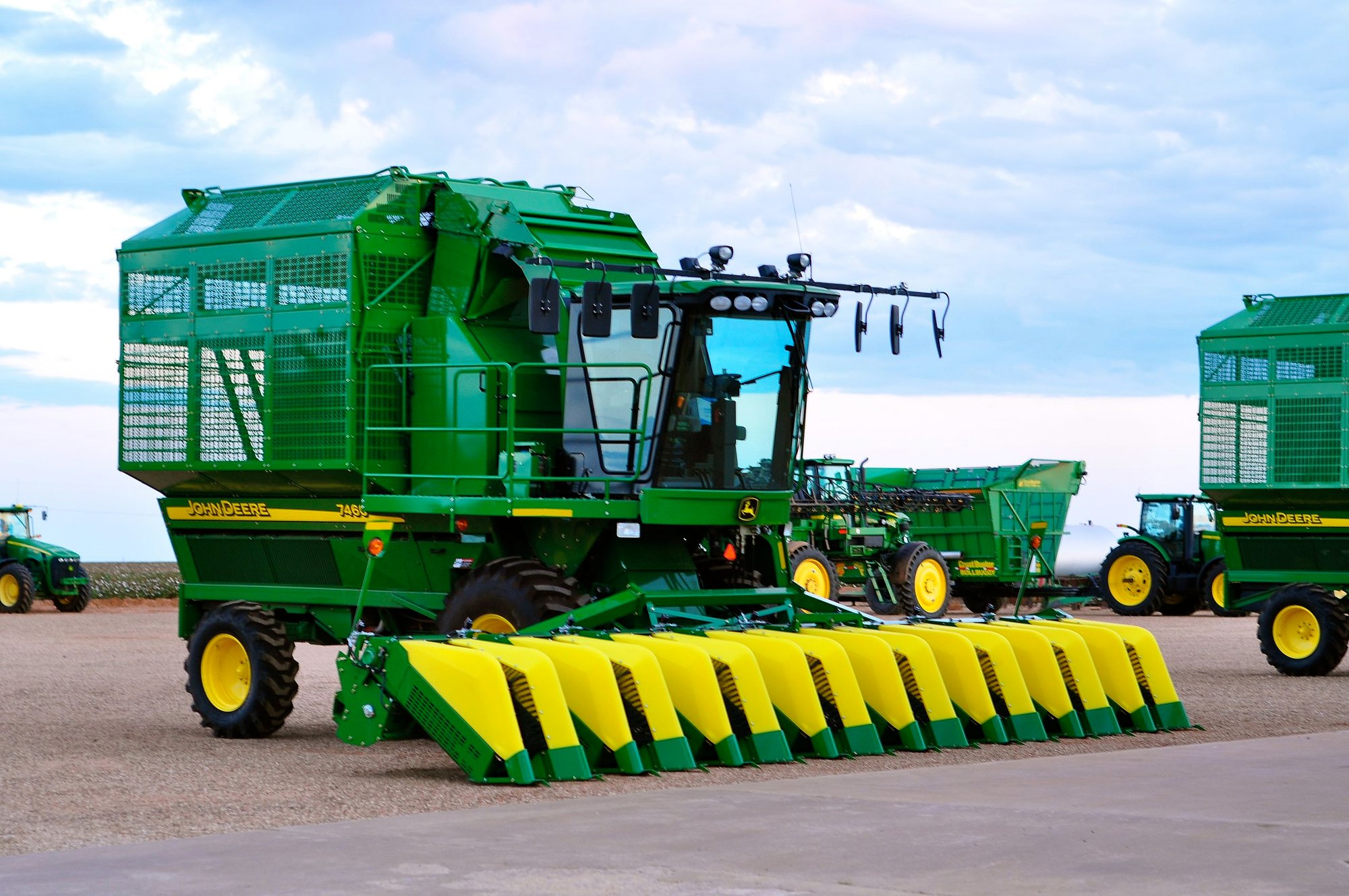 John_Deere_7460_cotton_stripper